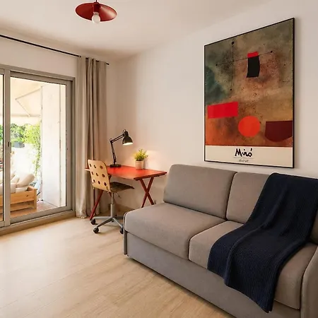 With Private Garden, Swimming Pool, And Tennis Court Апартаменти *